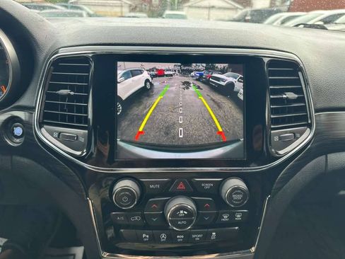 Used 2019 Jeep Grand Cherokee Laredo w/ 18" Wheel & 8.4" Radio Group AWD/4WD image 17