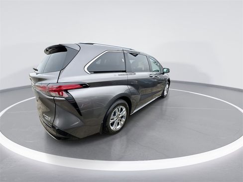 Used 2023 Toyota Sienna Platinum image 8