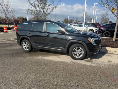 Used 2022 GMC Terrain SLE w/ Driver Convenience Package image 3