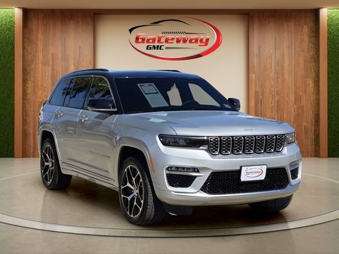 Used 2025 Jeep Grand Cherokee Summit AWD/4WD image 3