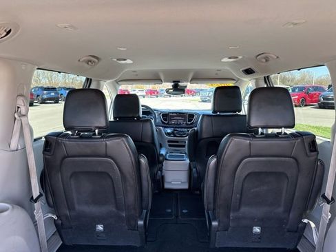 Used 2024 Chrysler Pacifica Touring-L FWD image 10