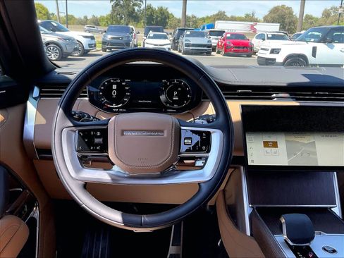 Used 2025 Land Rover Range Rover SE AWD/4WD image 8