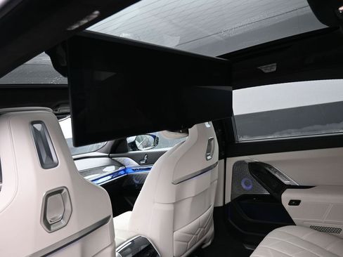 Used 2023 BMW i7 xDrive60 w/ Executive Package 2 image 24