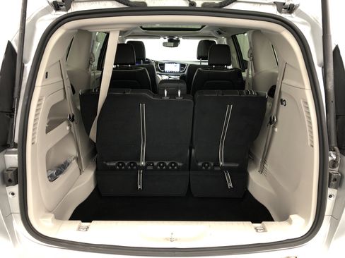 Certified 2024 Chrysler Pacifica Limited w/ Trailer Tow Group image 10