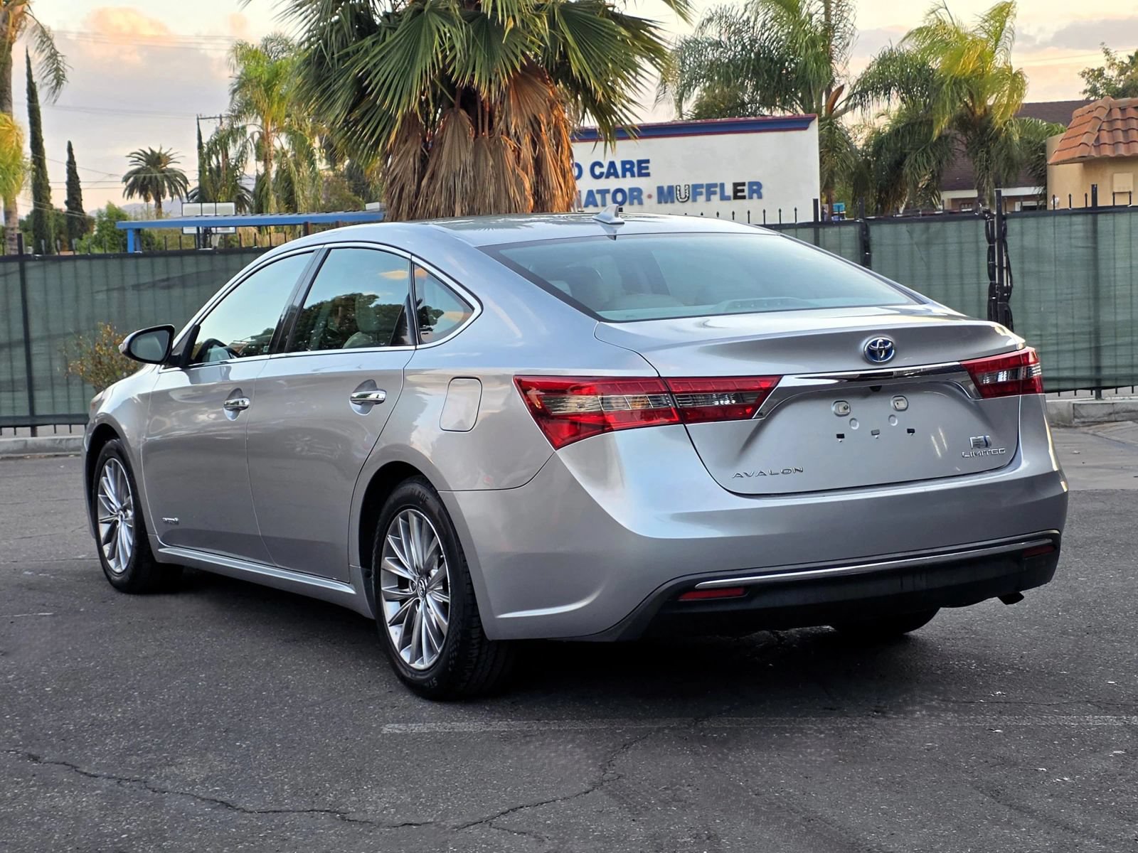 Used 2016 Toyota Avalon Limited w/ Toyota Safety Sense Package FWD image 4