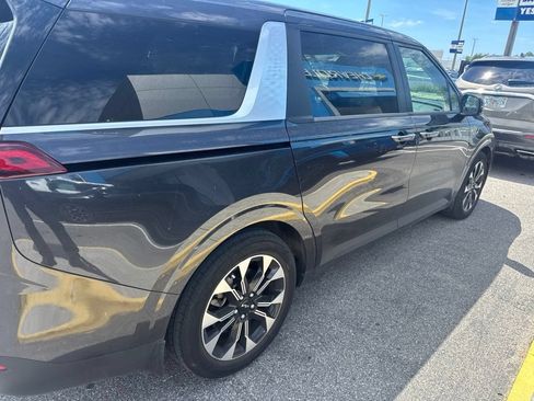 Used 2024 Kia Carnival EX FWD image 5