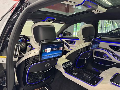 Used 2023 Mercedes-Benz Maybach S 680 4MATIC w/ Manufaktur Leather Package image 38