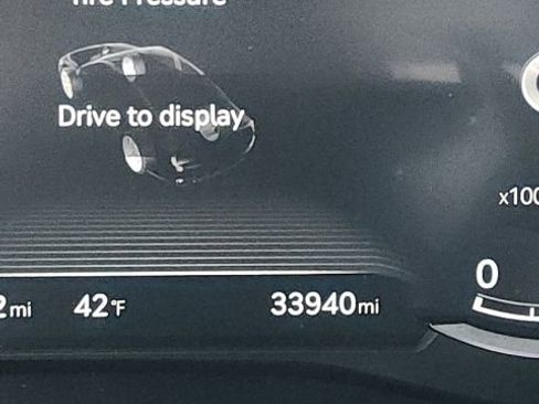 Used 2025 Genesis G70 2.5T image 12