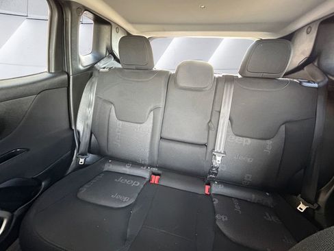 Used 2017 Jeep Renegade Latitude image 18