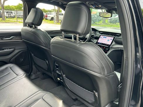 Certified 2024 Jeep Grand Cherokee Limited w/ Black Appearance Package image 40