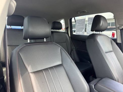 Used 2024 Volkswagen Tiguan SE AWD/4WD image 28