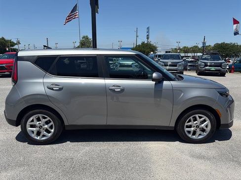 Used 2024 Kia Soul LX w/ Option Group 015 FWD image 4