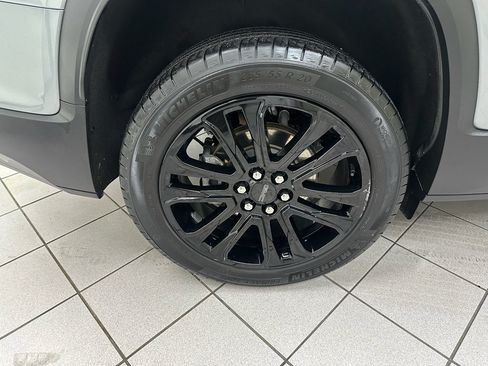 Used 2023 GMC Acadia SLE w/ Driver Convenience Package FWD image 15