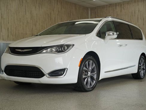 Used 2017 Chrysler Pacifica Limited w/ UConnect Theater Package FWD image 4