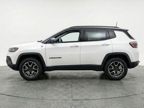 Used 2025 Jeep Compass Trailhawk image 5
