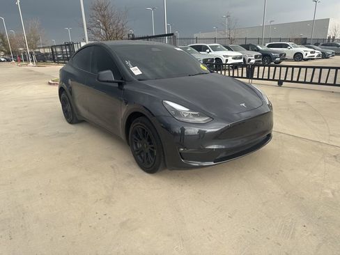 Used 2024 Tesla Model Y Long Range image 1