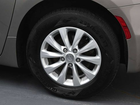 Used 2017 Chrysler Pacifica Touring-L FWD image 5