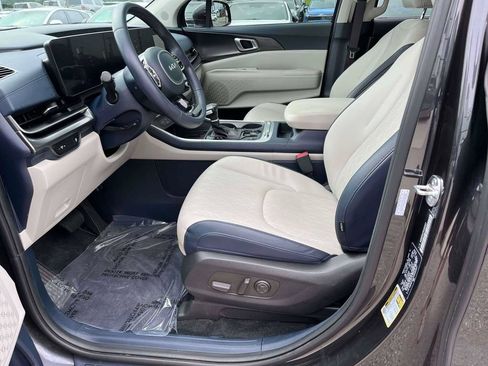 Used 2025 Kia Carnival SX FWD image 18
