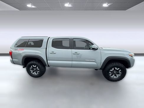 Used 2018 Toyota Tacoma TRD Off-Road AWD/4WD image 8