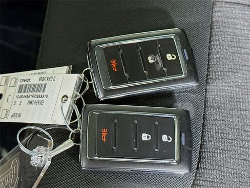 Used 2023 Jeep Grand Cherokee Laredo image 11