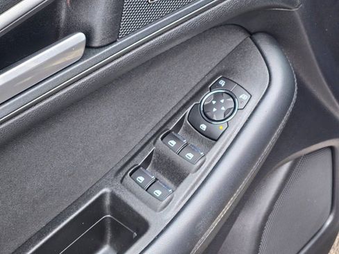 Used 2019 Ford Edge SE image 18