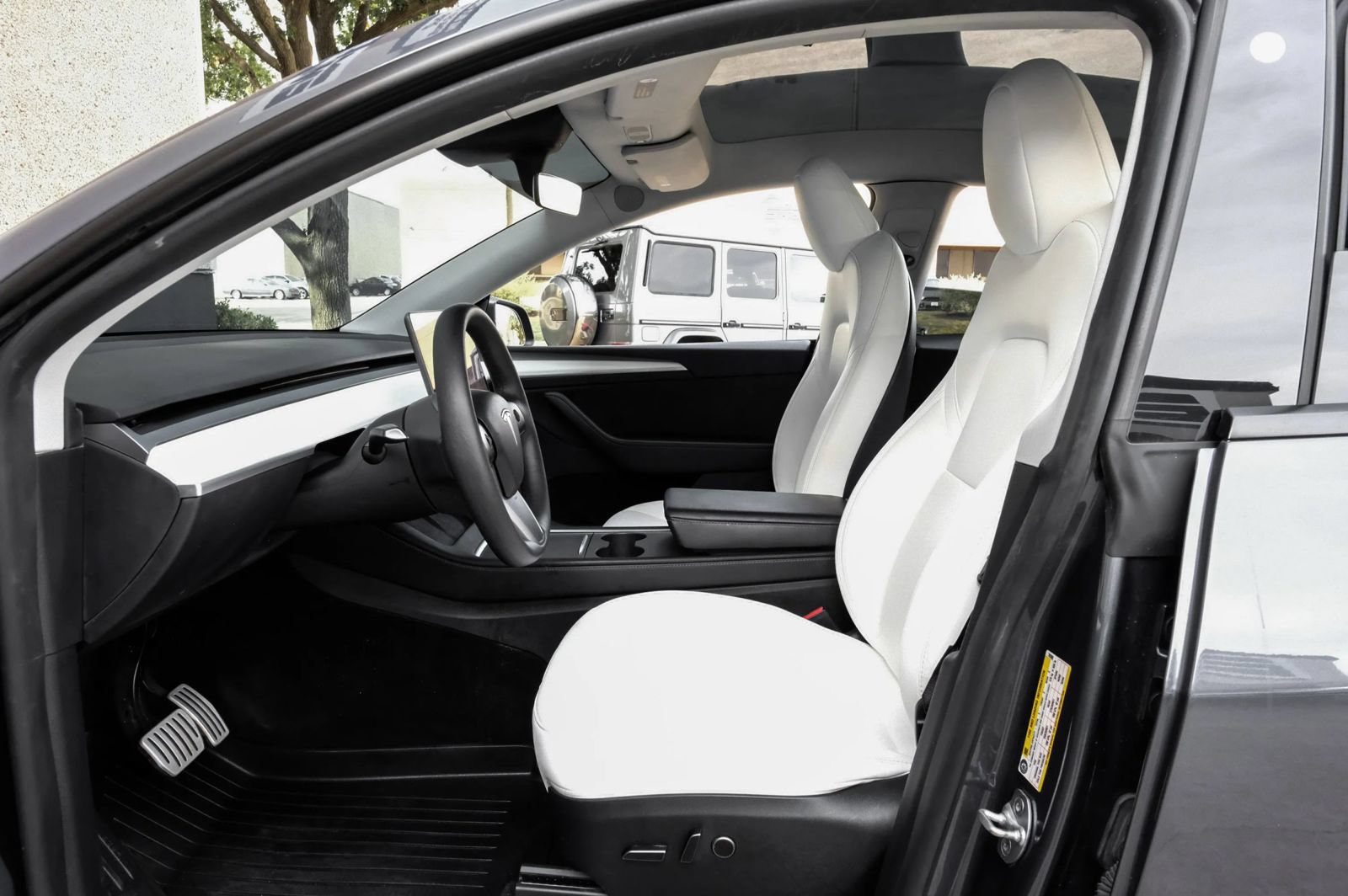 Used 2023 Tesla Model Y Long Range AWD/4WD image 3