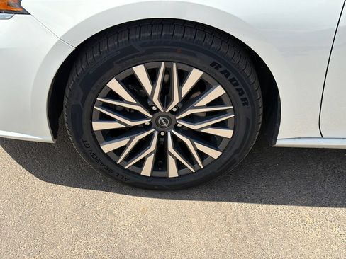 Used 2025 Nissan Altima 2.5 SV FWD image 11