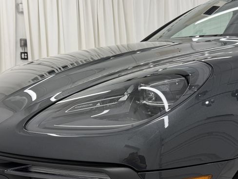 Certified 2025 Porsche Macan image 17