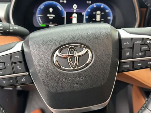 Used 2023 Toyota Highlander Platinum image 17
