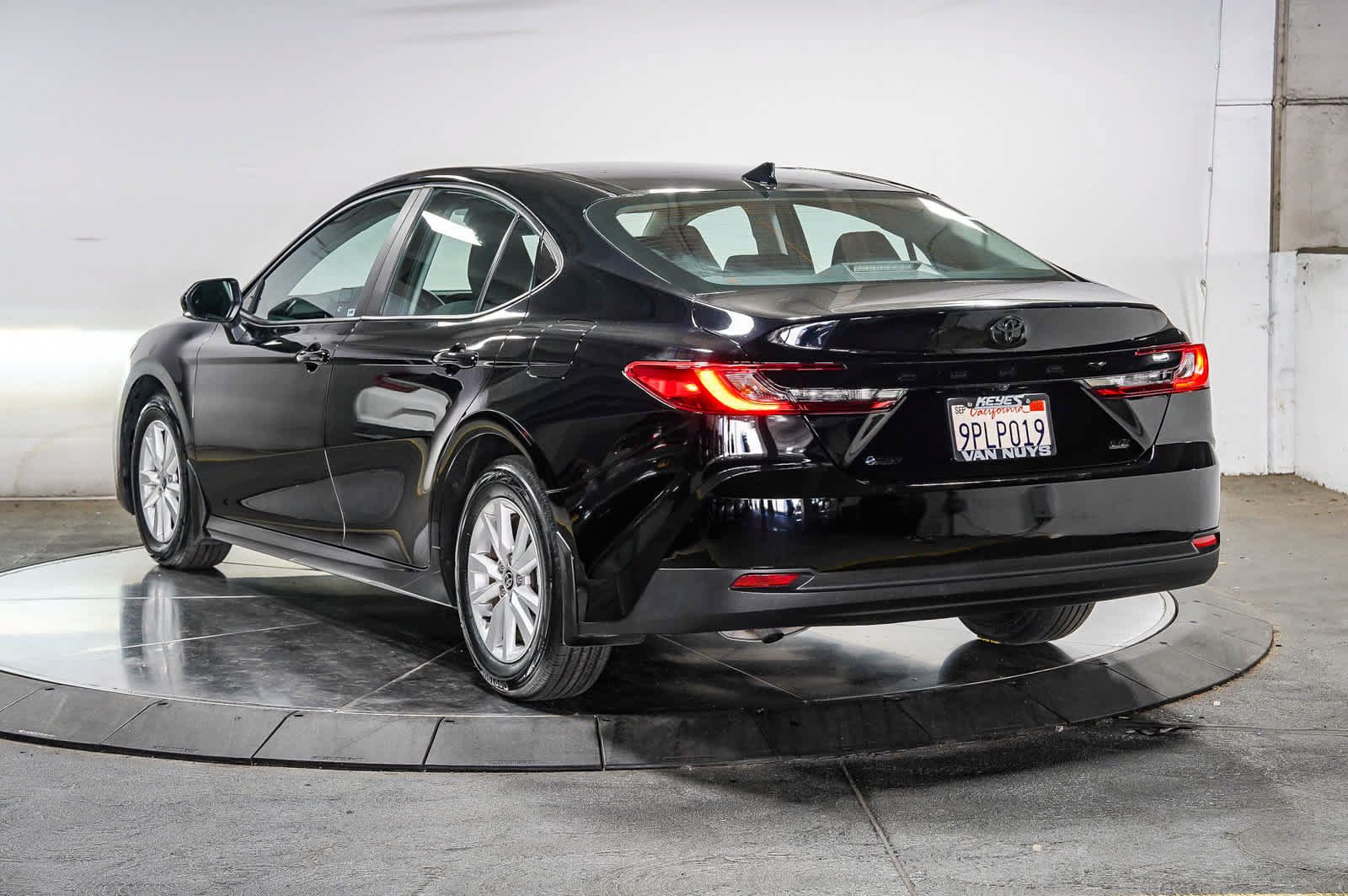 Used 2025 Toyota Camry LE w/ Convenience Package FWD image 2