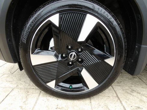 Certified 2025 Nissan Kicks SR image 13