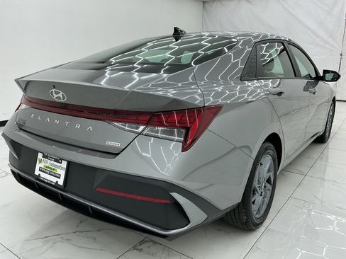 Used 2024 Hyundai Elantra Blue FWD image 8