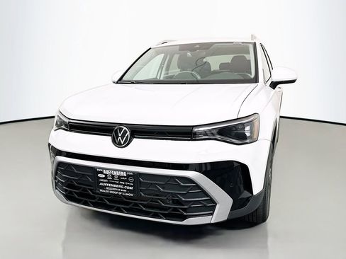 New 2026 Volkswagen Taos SE image 3