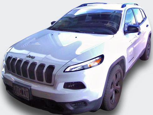 Used 2017 Jeep Cherokee Sport image 3