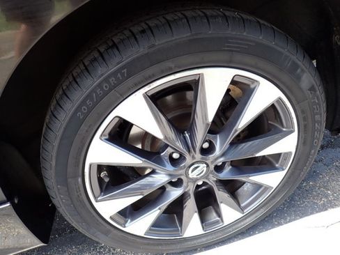 Used 2016 Nissan Sentra SR w/ SR Premium Package FWD image 7