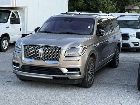 Used 2018 Lincoln Navigator L Reserve w/ Technology Package AWD/4WD image 3