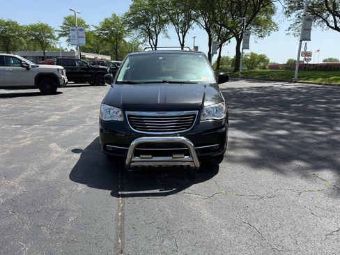 Used 2016 Chrysler Town & Country Touring FWD image 2