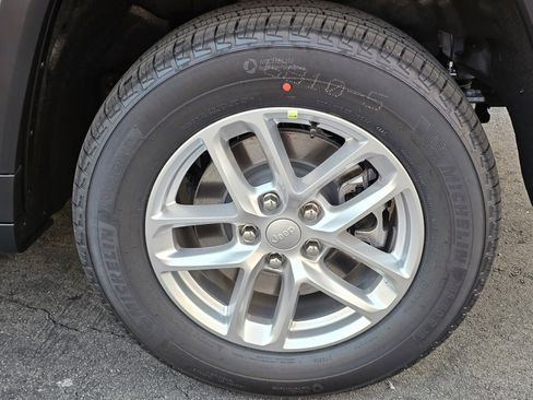 New 2025 Jeep Grand Cherokee L Laredo image 9