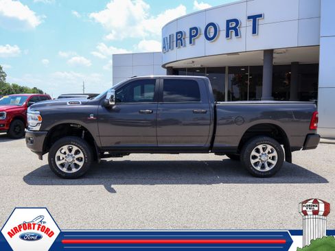 Used 2023 RAM 2500 Laramie AWD/4WD image 2
