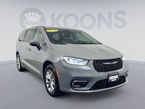 Used 2023 Chrysler Pacifica Touring-L image 10