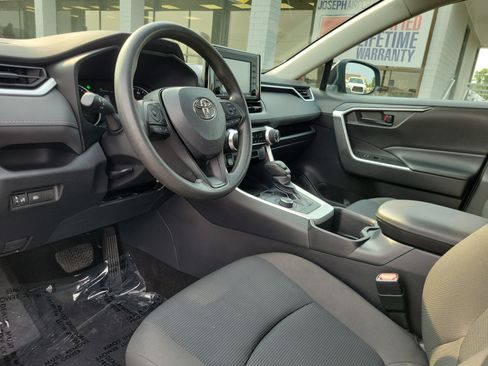 Used 2022 Toyota RAV4 LE AWD/4WD image 19