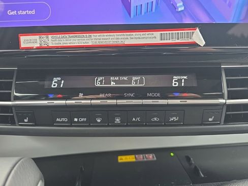 Used 2025 Toyota Sienna XLE image 31