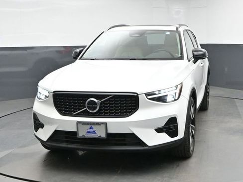 Used 2023 Volvo XC40 B5 Plus w/ Driver Assist Package AWD/4WD image 3
