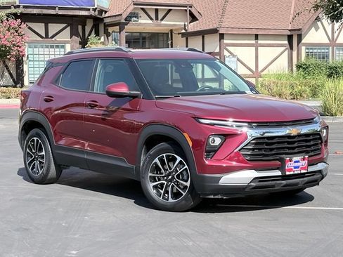 Used 2025 Chevrolet TrailBlazer LT FWD image 2