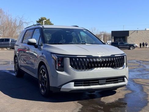 Used 2025 Kia Carnival EX image 3