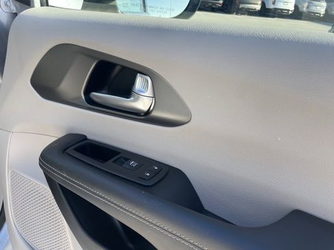 Used 2024 Chrysler Pacifica Touring-L image 29