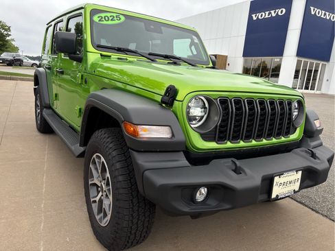 Used 2025 Jeep Wrangler Unlimited Sport AWD/4WD image 2