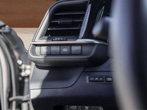 Used 2023 Toyota Crown Limited image 15