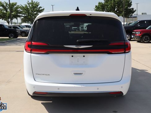Used 2025 Chrysler Pacifica Select FWD image 4