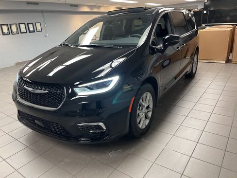 Used 2026 Chrysler Pacifica Limited image 2